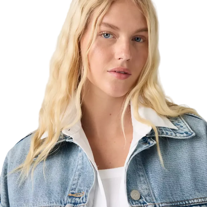 Load image into Gallery viewer, Levi's Women's Loose Cropped Trucker Jacket Light Wash 0089L0004
