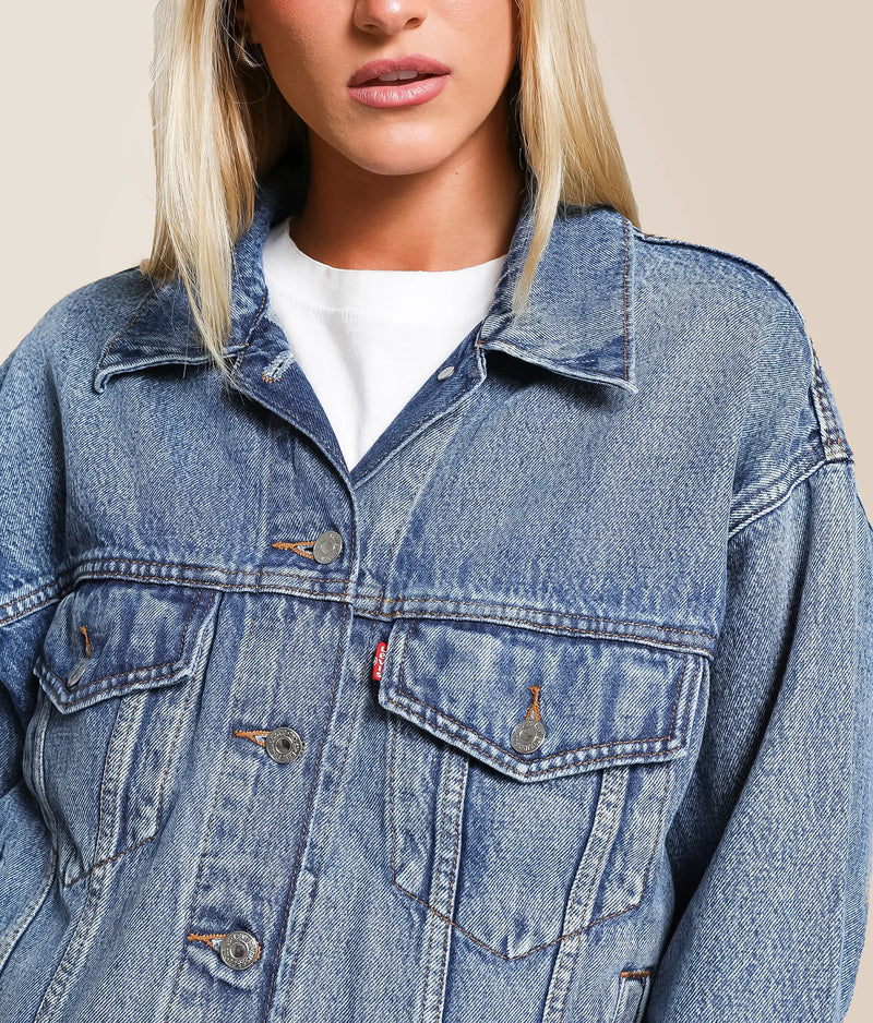 Load image into Gallery viewer, Levi's Women's '90s Trucker Jacket Medium Wash A17430046
