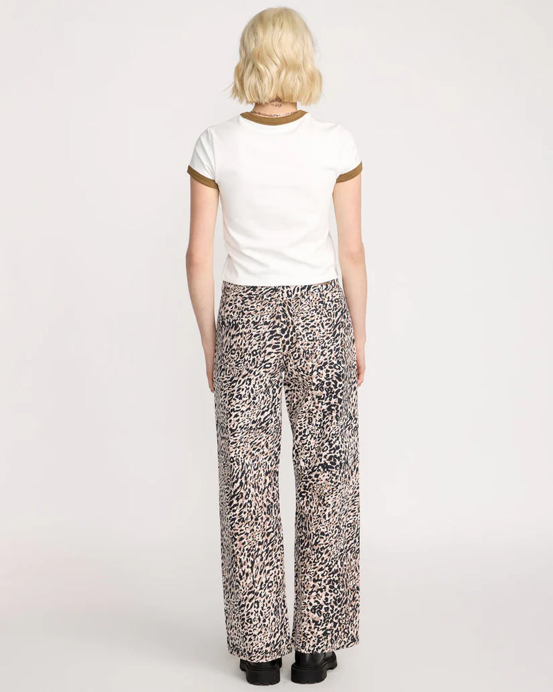 Load image into Gallery viewer, Volcom Women&#39;s Stoned Boyfriend Lowrise Jeans Animal Print B1932503_ANM
