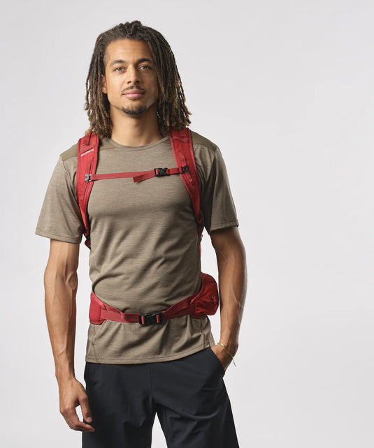 Salomon Unisex Trailblazer 30L Hiking Bag Red Dahlia/High Risk Red LC2183700