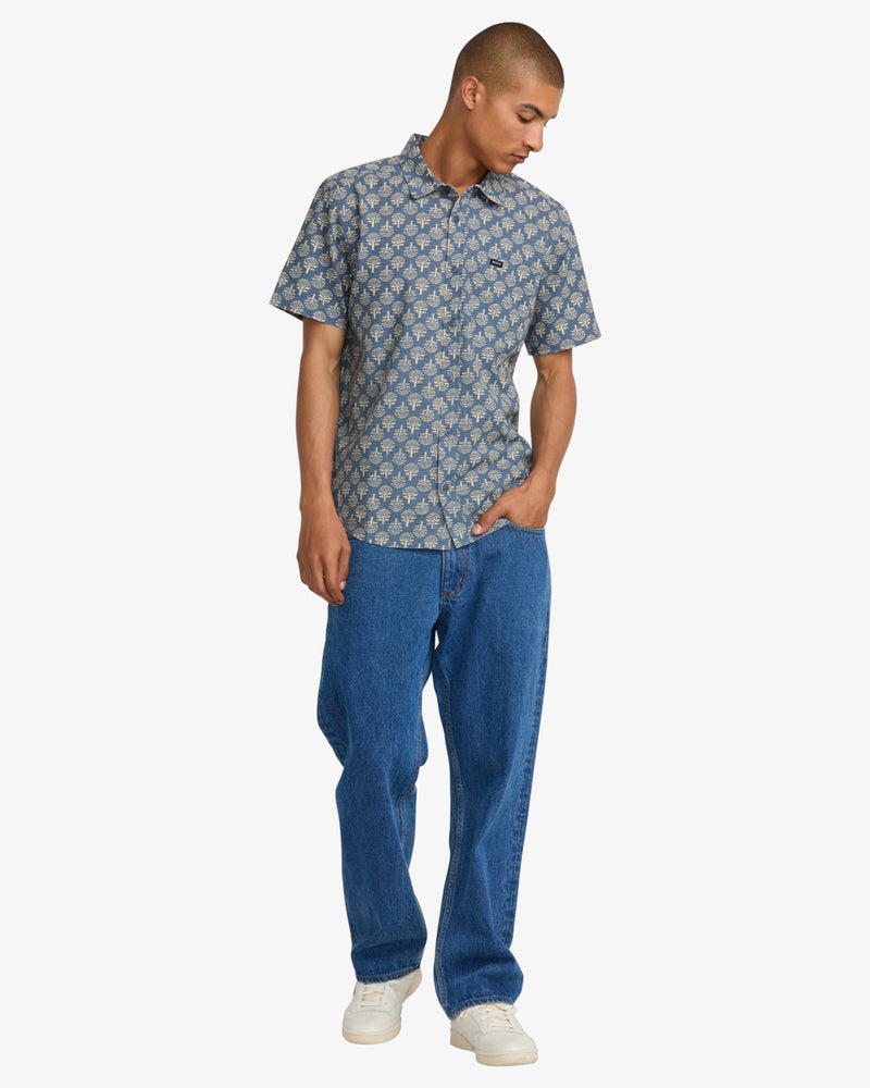 Load image into Gallery viewer, RVCA Men&#39;s Vacationist Short Sleeve Shirt Indigo AVYWT00495-IND
