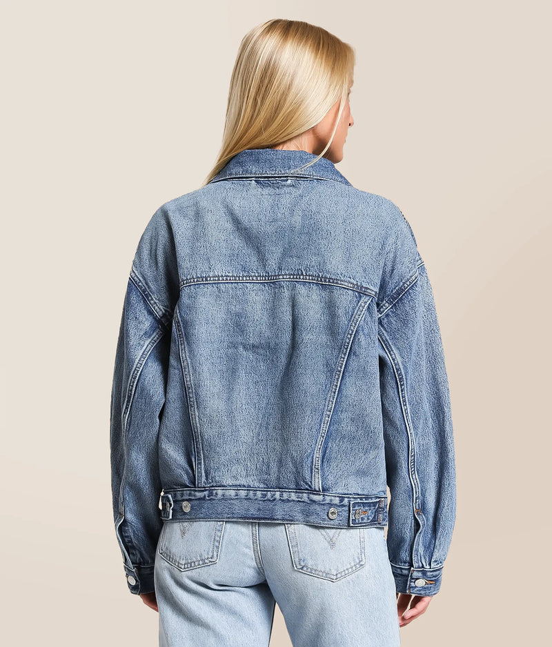 Load image into Gallery viewer, Levi's Women's '90s Trucker Jacket Medium Wash A17430046
