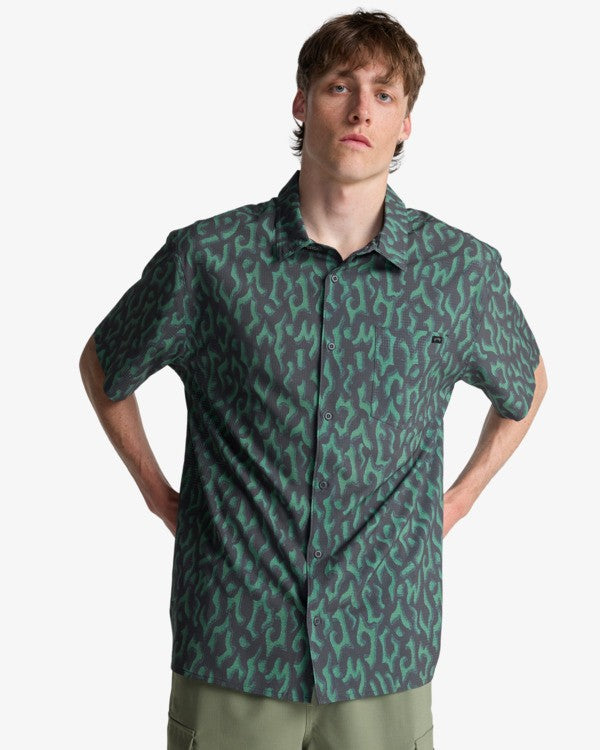 Load image into Gallery viewer, Billabong Men's Surftrek Perf Short Sleeve Grey EBYWT03023-CRG0
