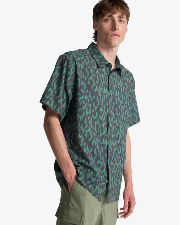 Load image into Gallery viewer, Billabong Men's Surftrek Perf Short Sleeve Grey EBYWT03023-CRG0
