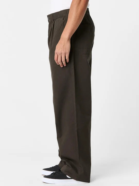 Load image into Gallery viewer, Volcom Men&#39;s Chillow Pleat EW Pants Cacao A1232500-CAO
