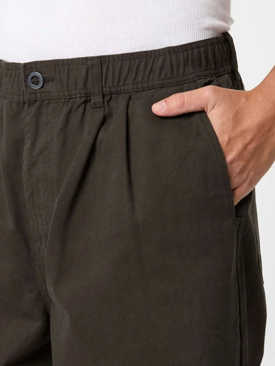 Load image into Gallery viewer, Volcom Men&#39;s Chillow Pleat EW Pants Cacao A1232500-CAO
